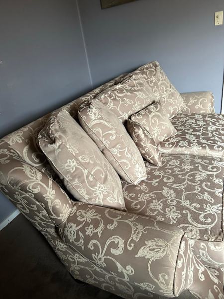 Lounge and matching ottomans62863375445507113