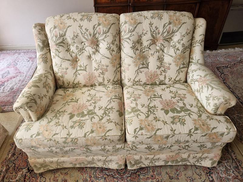 Two seater couch 62864724209794111