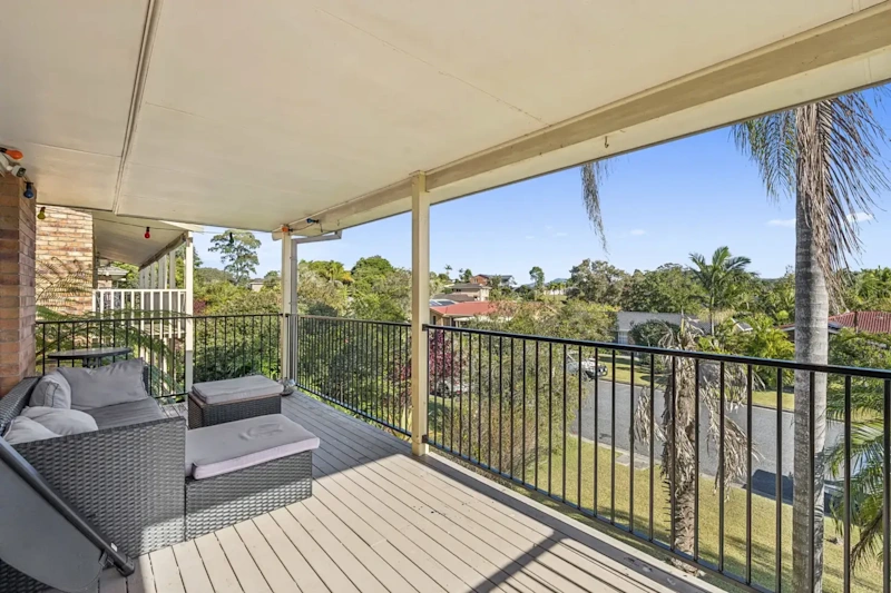 Double-Storey Family Home with Mountain Views62929683585538111