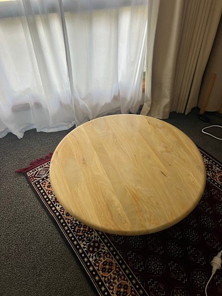 Round wooden coffee table62863837898370112