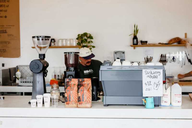 Beachside Cafe for Sale in Prime Position in Palm Beach, QLD. 62882740039937113