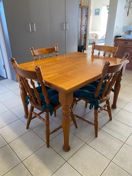 gumtree dining room table and chairs