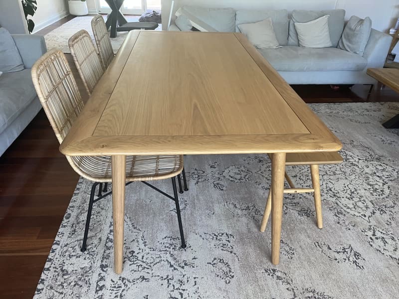 deodat dining table