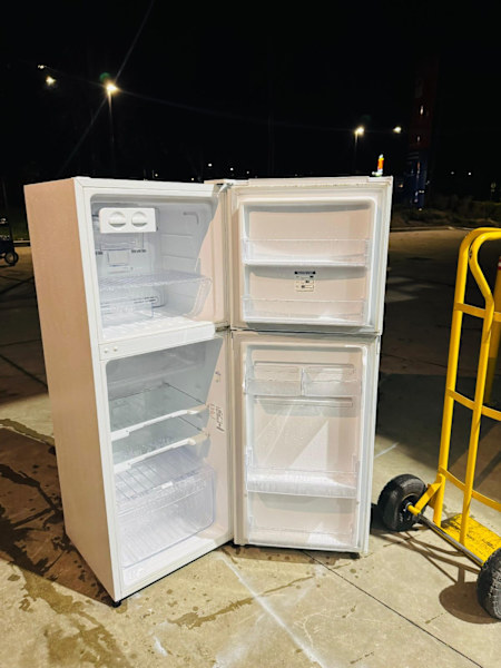 **WESTINGHOUSE 245 LITRES FRIDGE FREEZER ** FREE DELIVERY63019987969411112