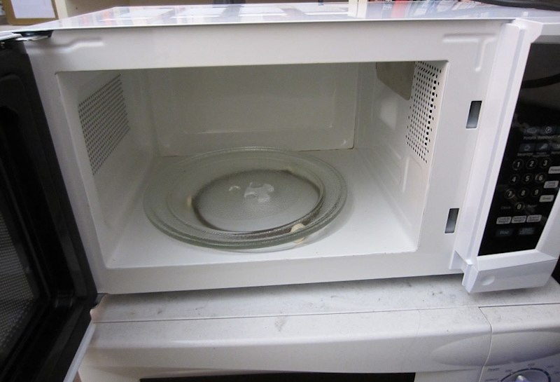 White microwave 20L, 700w. Works well.63020851640706111