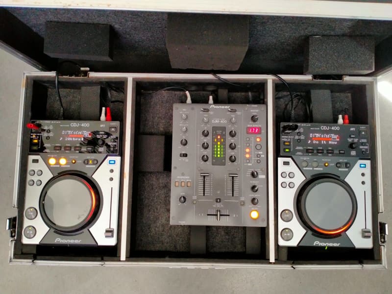 Pioneer DJ kit 2 x CDJ 400 plus 1 x DJM 400 in travel case. $700