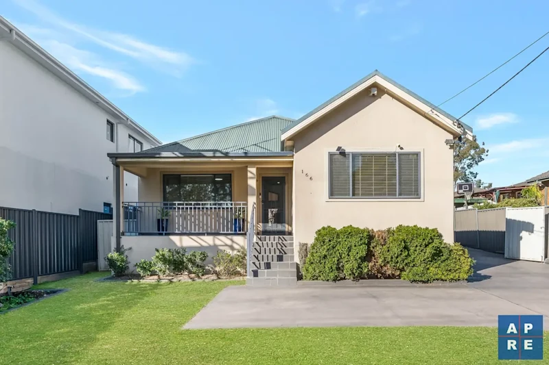 Spacious 5-Bedroom Family Home in Prime Location62882739516803110