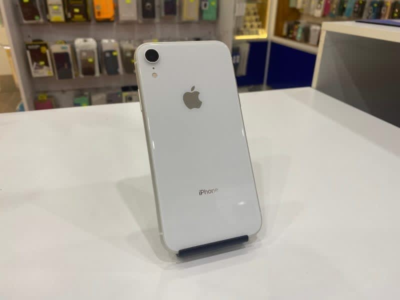 iPhone XR 64GB WHITE AND BLACK NEW CONDITION Warranty