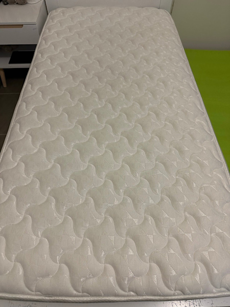 Single bed63437624770179112