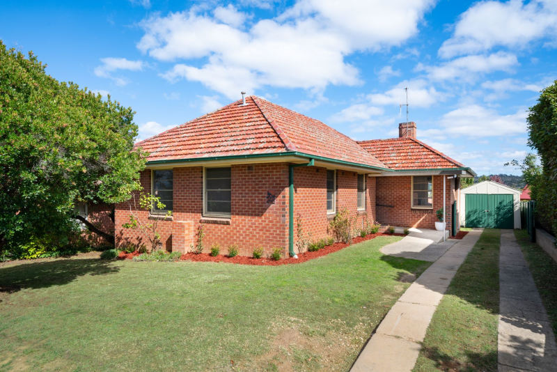 Ideally located to schools and shops62931713038210112