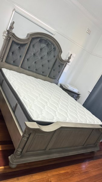 King size bed 62863380487683111