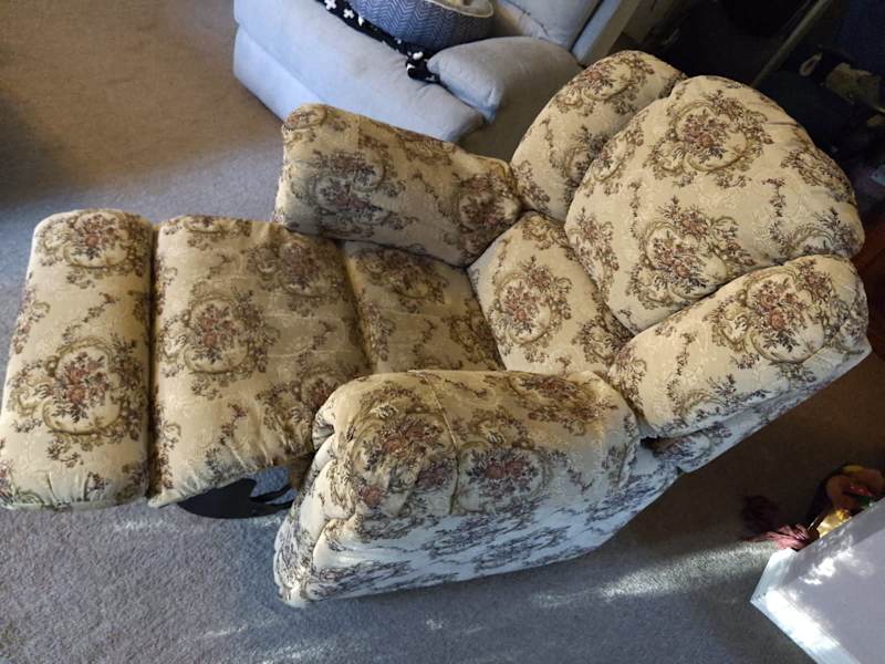 3 Piece Lounge Suite, 2x Recliners & 1 x 3 Seater Lounge62863410540417114