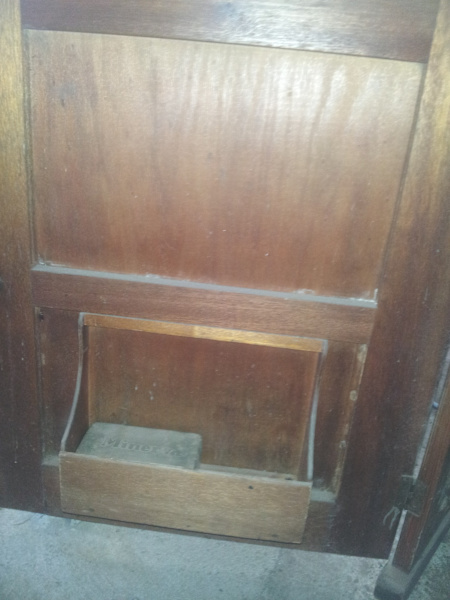 VINTAGE REYNOLDS TREADLE SEWING MACHINE IN CABINET WITH ACCESSORIES63019077703425113