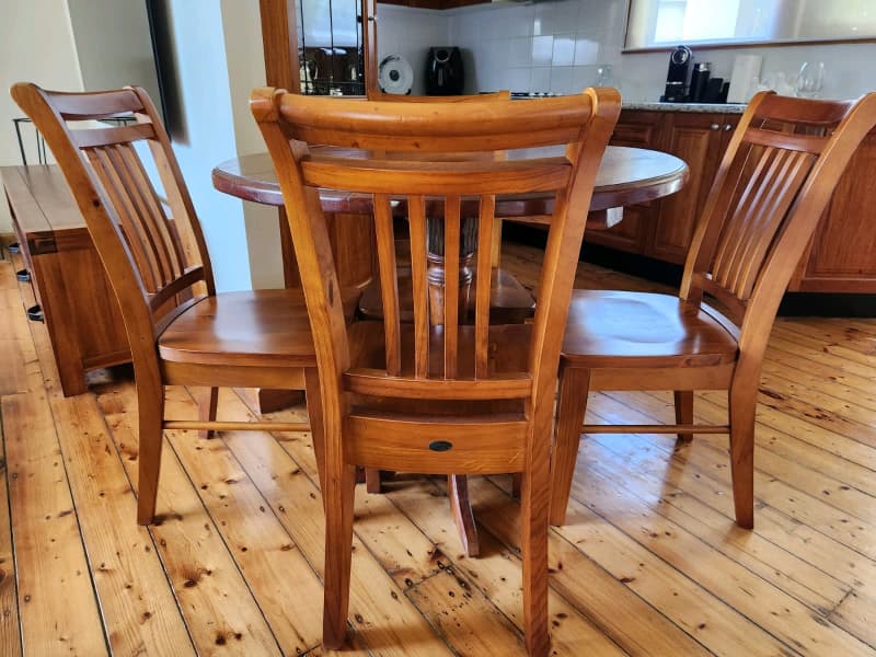 gumtree dining room table and chairs