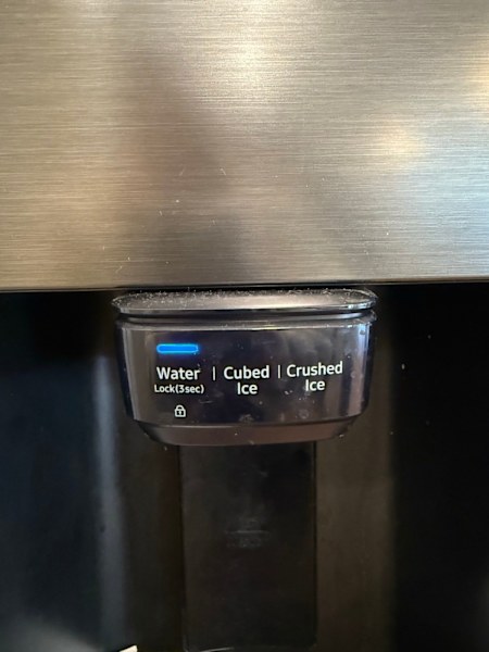 SAMSUNG Refrigerator with Auto Ice Maker and Metal Cooling63014235683075112