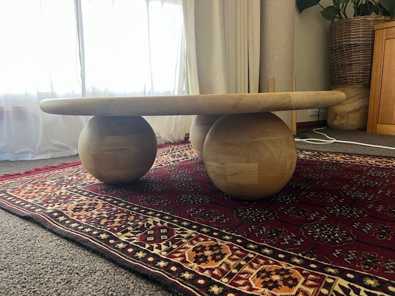 Round wooden coffee table62863837898370113