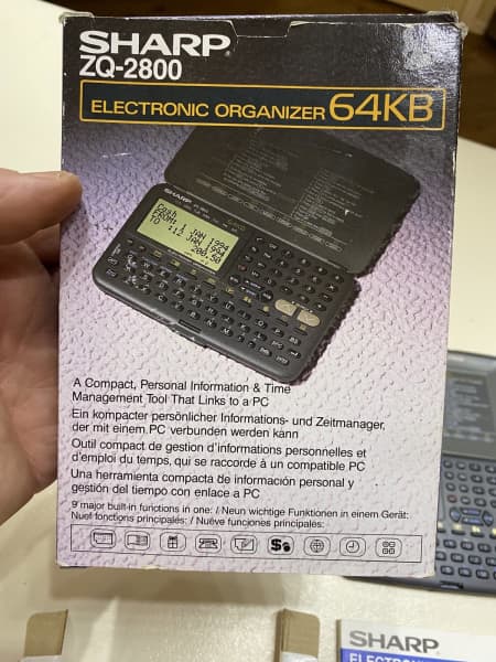 SHARP ZQ-2200 ELECTRONIC ORGANIZER 32KB CALCULATOR