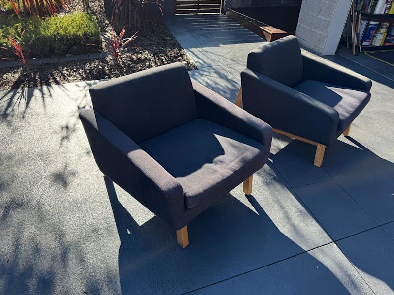 2 Single seat arm chairs 62863368679937111