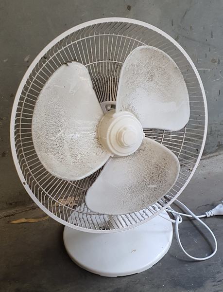 CHEAP 30cm desk fan, works but missing, Carlton pickup63612128652546110