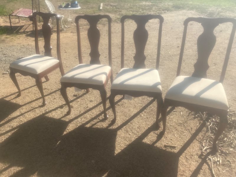 Extension table and 8 chairs62863408603267112