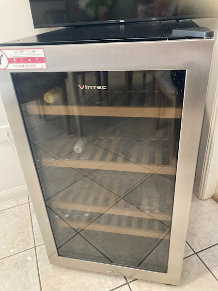 VINTEC WINE FRIDGE EXCELLENT CONDITION630181752010271112