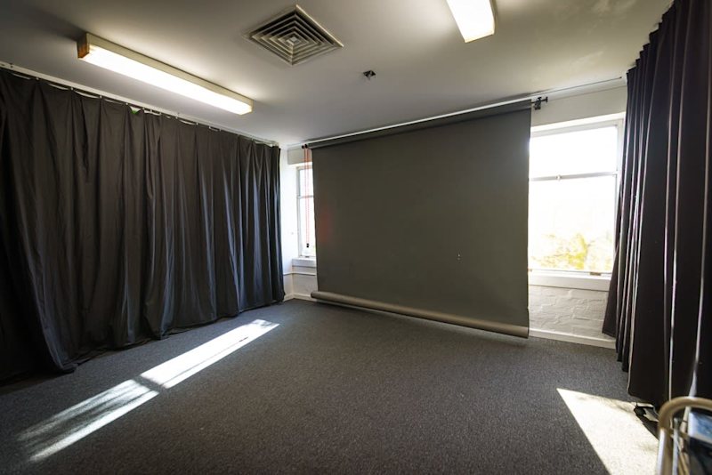 Creative Studio & Office desk Space for Rent  Hendon, SA629956207138571119