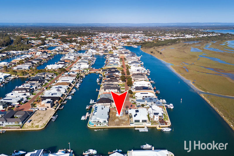 851m2 Lot With 21m Canal Frontage In Mariners Cove63004326990850111