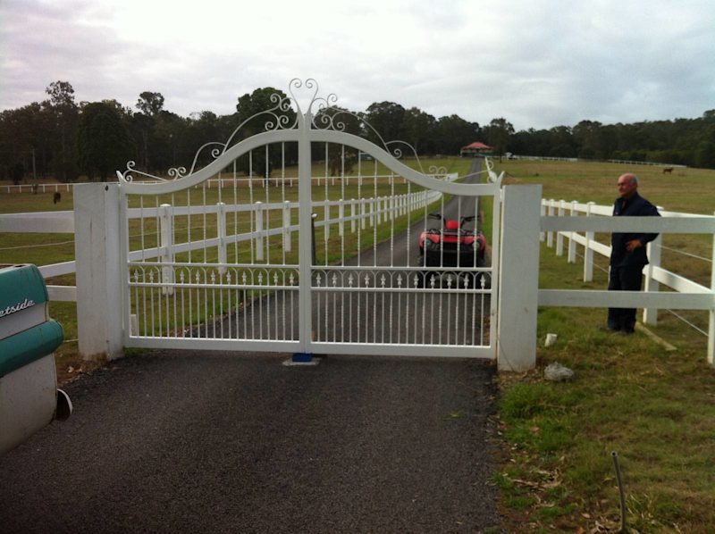 Call Pancho Aluminium gate fabricator628638429349151125