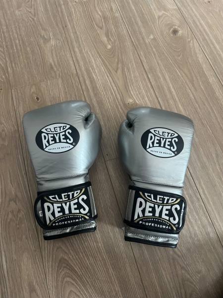 Gumtree boxing gloves on sale