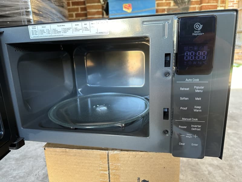 LG Microwave Oven (1150) watts63019536650241114