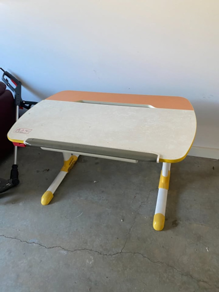 Student desk with a drawer62864724449282112