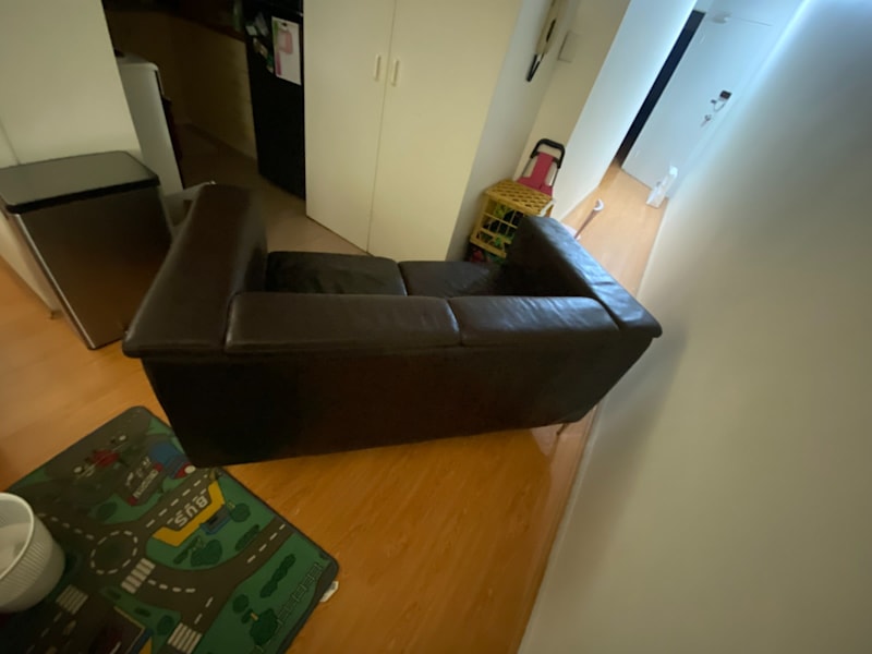 Leather two-seater couch62863383018113114