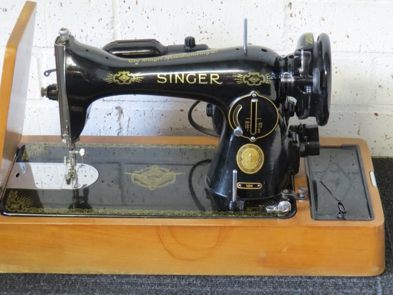 Vintage Singer sewing machine, 15k model, electric pedal, ex condition63612125889411112