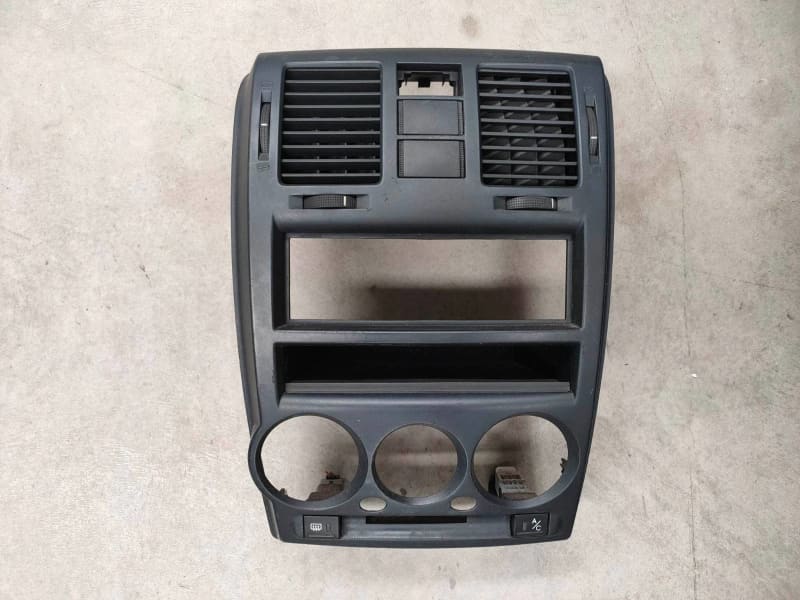 09/2002 to 09/2005 Hyundai TB Getz - Radio surround / Air vent