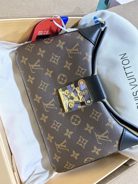 Handbag Edits: What Can Fit In an LV Pallas Clutch? 