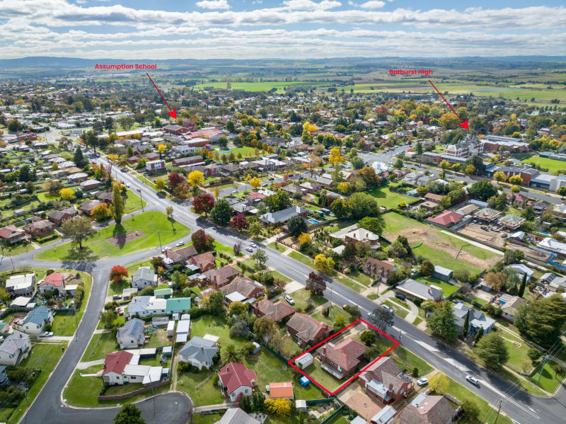 Ideally located to schools and shops62931713038210113