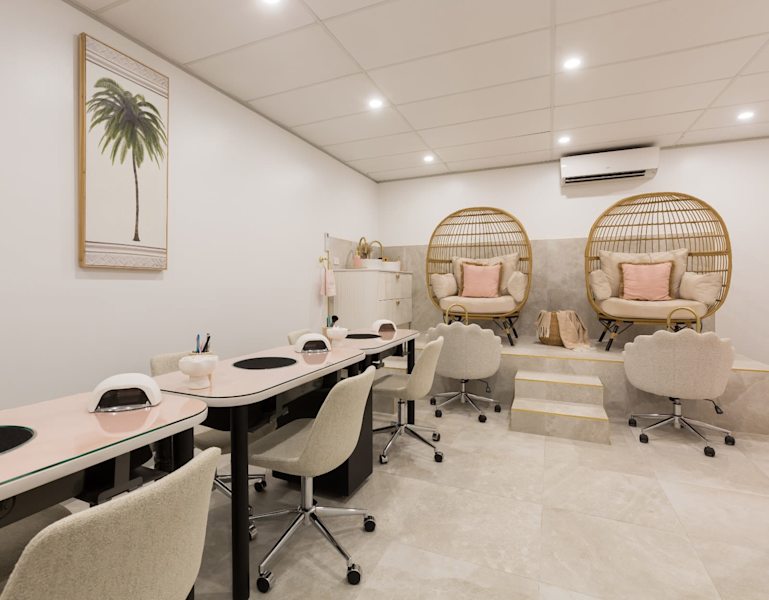 Spacious DA approved commercial room for lease.629956583517451117