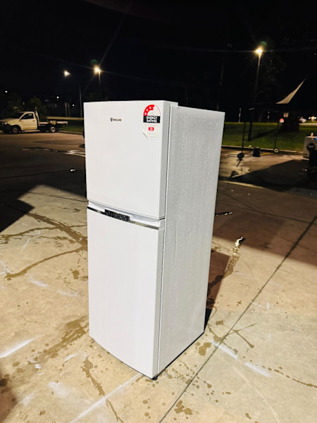**WESTINGHOUSE 245 LITRES FRIDGE FREEZER ** FREE DELIVERY63019987969411114