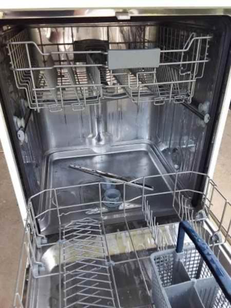 Omega White Dishwasher in as new condition63612126920450111