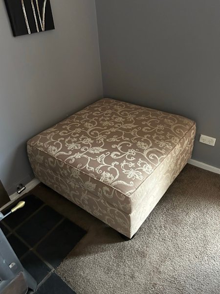 Lounge and matching ottomans62863375445507112