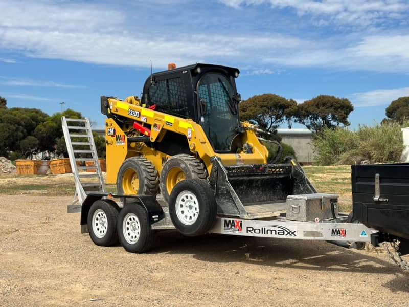Skid steer/ bobcat hire/ loader rental $290 per day63012444654338118