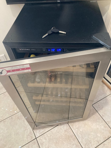 VINTEC WINE FRIDGE EXCELLENT CONDITION63018175201027112
