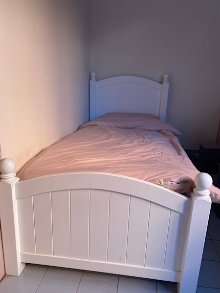 Single bed, including mattress 62863376302339111