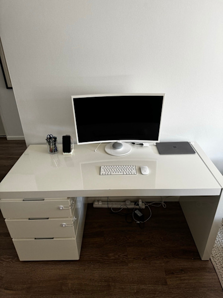 Excellent Condition Solid White Desk62864724279427113