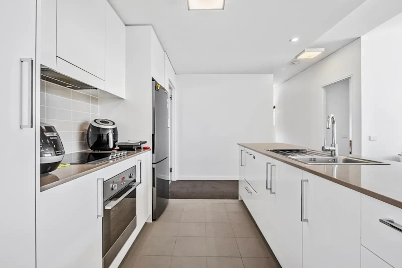 TOP FLOOR, HIGH CEILINGS & SUN FILLED62929678228227111
