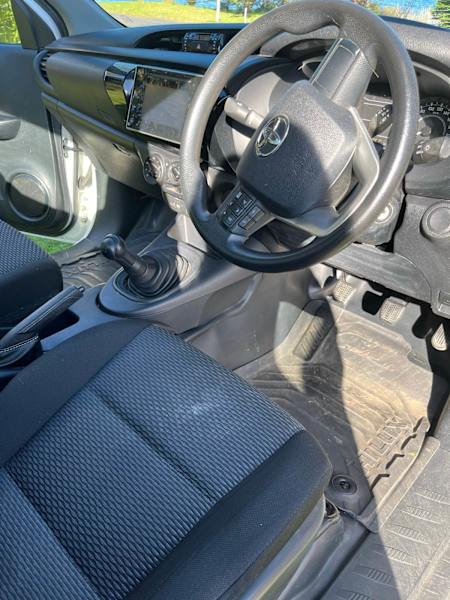 Toyota Hilux Workmate 4 x 262935687061377112