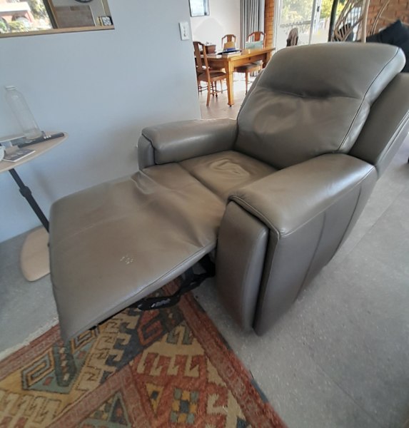 used lazboy electric leather chair62863378736131111