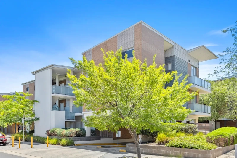 TOP FLOOR, HIGH CEILINGS & SUN FILLED629296782282271120