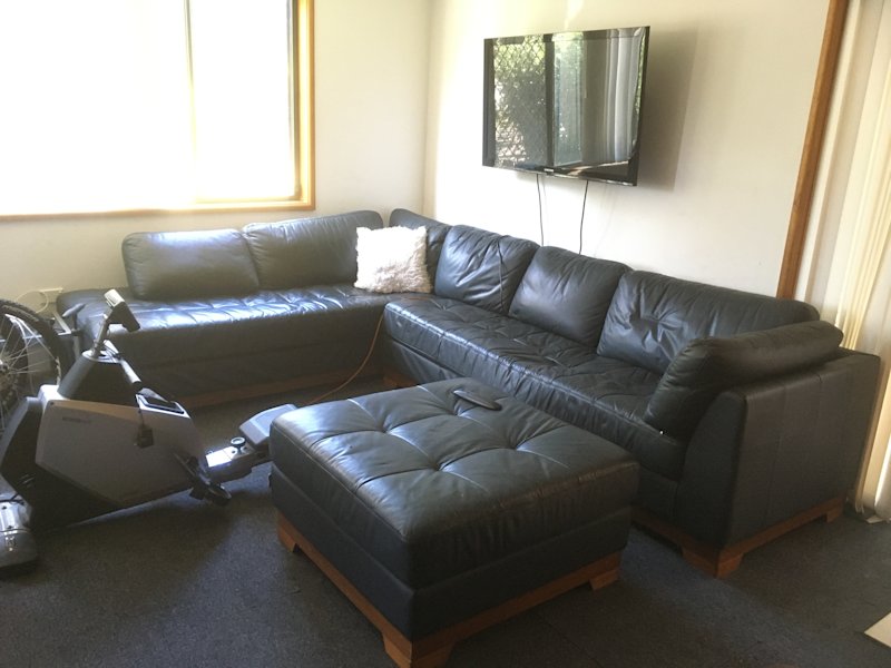 Leather CornerLounge Ottoman Cost$5400 3.4mX3.4m Great for Sleepovers628638400033301128