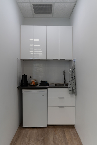 Office Space / 7 Hot Desks for Rent62930683874051114